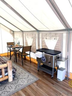 Cute and Comfortable Safari Tent in Seward, Alaska - Amazing Glamping Accommodation with Breathtaking Mountain Views - 5