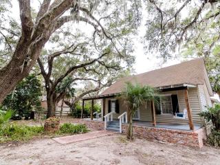 Lovely Three-Bedroom Cabin with Private Pier on Saint Simons Island, Georgia - Saint Simons Island - 0