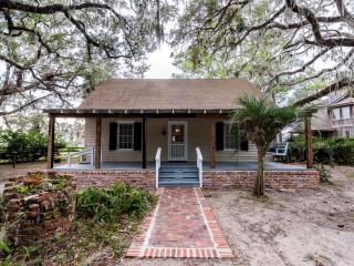 Lovely Three-Bedroom Cabin with Private Pier on Saint Simons Island, Georgia - Saint Simons Island - 9