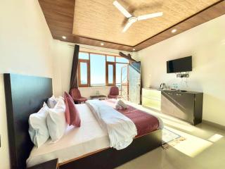 Kasauli Fragrance l Live Party & Music l Sky Bonfire l Open Air Terrace - Kasauli - 7