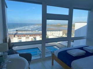 Stunning Sea View Apartment in Newquay with a Pool - 1