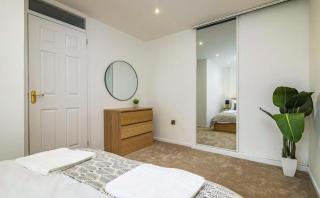 Modern & Stylish 2-Bed Home - Nottingham - 6