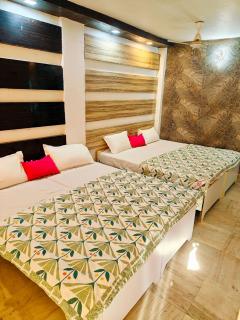 mahadev Hotel NOOR stay 1km away frm kashiwishnath - 1