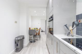 Newly Refurbed, Driveway, 4-BR House, Ensuite - Northampton - 0