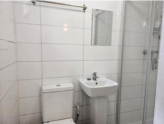 Seafront 2-Bed Apt Sleeps 4 in Clacton-on-Sea - 3