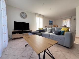 Saint Ho Mer Maison lumineuse vue mer 8 pers 4 chambres 2 sdb 2 WC étage rénové en 2025 belle terrasse grand jardin clos parking 8 mn à pied petite plage grand jardin près de Port en Bessin, Bayeux et plage Omaha beach - 3