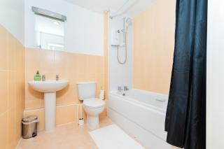 O2 Academy City Centre 2 Bed Apt - City Centre with Juliet Balcony - FREE PARKING - With 55 Inch Smart TV, FREE NETFLIX & WIFI - Birmingham City Centre - Birmingham - 3