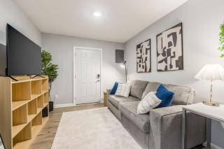 Home in Kansas City 15 mins to KCI with a KING bed and workspace - Kansas City - 3
