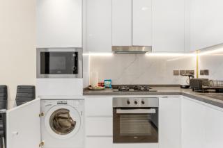 Chic One-Bed Haven w Pool & Gym Heart of Dubai - 5