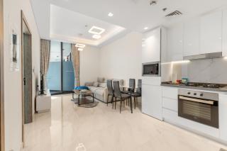 Chic One-Bed Haven w Pool & Gym Heart of Dubai - 4