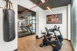 Chic One-Bed Haven w Pool & Gym Heart of Dubai - 2