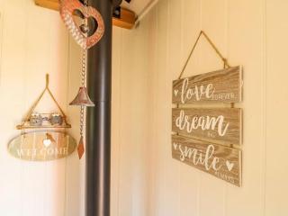 Bonnie's Shepherd's Hut - Sleeps 2 & Hot Tub - Nottingham - 8