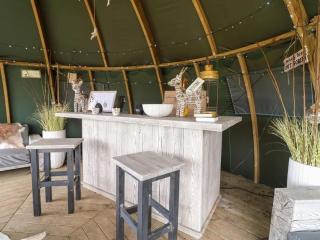 Herbie's Shepherd's Hut - Sleeps 2 & Hot Tub - Bottesford - 2
