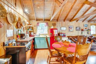4 Mi to Lake Tahoe Cozy Cabin with Deck! - South Lake Tahoe - 8
