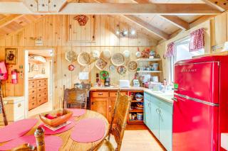 4 Mi to Lake Tahoe Cozy Cabin with Deck! - South Lake Tahoe - 3