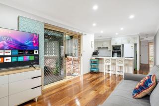 59AG Abnb-Style Tranquil 3BR Home, Water with Private Fenced Yard - 4