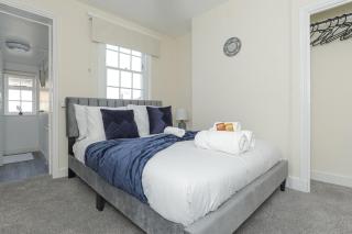 Big PROMO! Central Canterbury City Escape 2BR 2BA House, en-suite, Couples Retreat, Perfect For Families, Students, Relocators FREE Parking Fast WiFi - 8