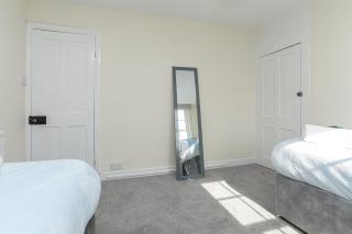 Big PROMO! Central Canterbury City Escape 2BR 2BA House, en-suite, Couples Retreat, Perfect For Families, Students, Relocators FREE Parking Fast WiFi - 4