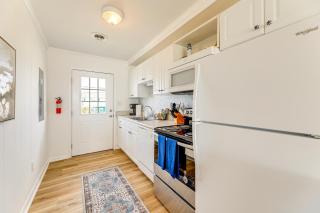Lovely Emerald Isle Beach House - Steps to Beach! - Emerald Isle - 2
