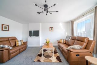 5 Bedrooms Homely House with Garden-Sleeps 11 Comfortably on 5 Double Beds, 1 Single Bed, Onsite Private Parking,Business Travellers, Contractors, & Holiday-Goers, Family Groups, Near Westfield Stratford,Excel Centre,O2 Arena,Elizabeth Line,Central London - Goodmayes - 0