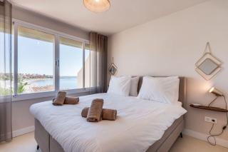 Ultimate Rentals - Centrally Located Beachside Apartment - 4