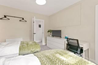 Modern 2-Bedroom Flat in Newton Mearns - Newton Mearns - 1
