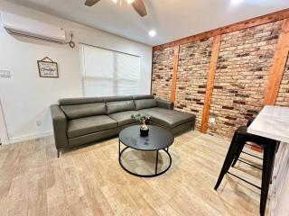 Relax and Recharge in the Heart ofVibrant Montrose - Houston - 9