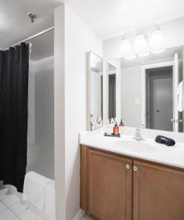 Modern Stylish Oasis King Bed Sleeps 8 Central Location - 6