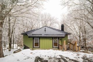 At The Ski Resort Entrance, Gas Fireplace, Deck, Firepit, - Beech Mountain - 0