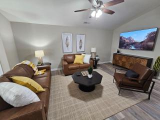 Cozy Charming Cottage-Style Home - Hamilton - 3