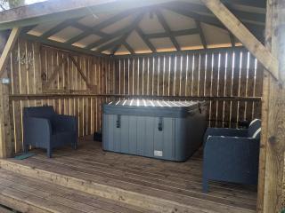 Llwynhelig House Railway Carriage - Delightful Cowbridge Railway Carriage with Hot Tub - Cowbridge - 1