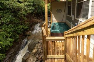Falling Brook – Cozy Creekside Cabin with Hot Tub, Game Loft & Dog-Friendly Comfort - Gatlinburg - 9