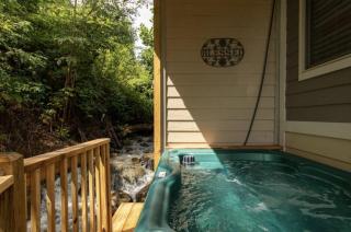 Falling Brook – Cozy Creekside Cabin with Hot Tub, Game Loft & Dog-Friendly Comfort - Gatlinburg - 7
