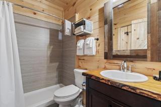 Falling Brook – Cozy Creekside Cabin with Hot Tub, Game Loft & Dog-Friendly Comfort - Gatlinburg - 5