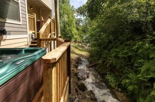 Falling Brook – Cozy Creekside Cabin with Hot Tub, Game Loft & Dog-Friendly Comfort - Gatlinburg - 3