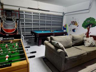 8 miles to Disney, 20 miles Universal, private pool, pool table, washer, dryer, cable, wifi, roku - Davenport - 0