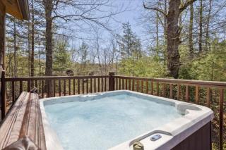 Romantic Cabin Wjacuzzi, Hot Tub & Fireplace - Sevierville - 9