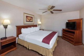 Seasons Inn & Suites Highland - 6