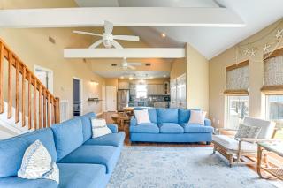 Walk to Crystal Beach Family Home with Deck - Crystal Beach - 0