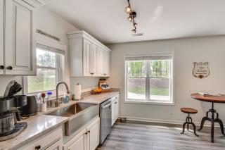 Waterfront Townville Home with Hot Tub and Dock! - Townville - 2