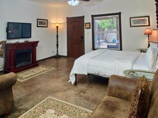 Fredericksburg Escape Wineries & Hot Tub - 7