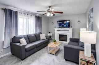Warm & Welcoming Home with King beds near Everything - - 0