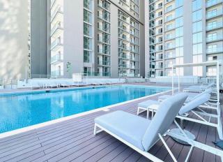 Only female ladies only Private room shared bathroom of a residential tower vs pool view & downtown view & pv rooftop parking minimum staying of 5 nights - 0