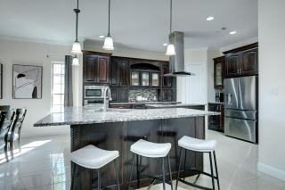 GORGEOUS 5-bd 4ba w Pool, Hot Tub, 2 kitchens, & Game Room Near Dallas Airports! - Irving - 4