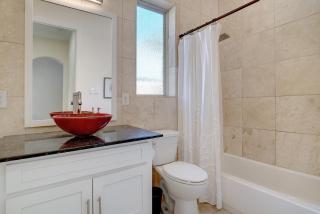 GORGEOUS 5-bd 4ba w Pool, Hot Tub, 2 kitchens, & Game Room Near Dallas Airports! - Irving - 3