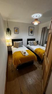 2 Bed Townhouse with Log Burner - Pembroke Dock - 8