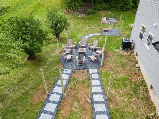 Stunning 4BR 4BA Luxury Home with Hot Tub Game Room & Fire Pit Sleeps 12 - East Stroudsburg - 3