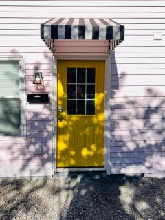 Eat-In Kitchen - Designer Chic - Steps from AGH - 8