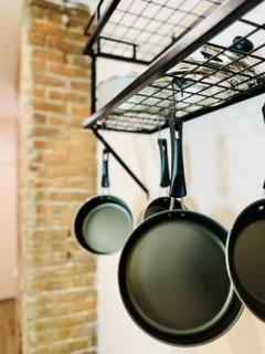 Eat-In Kitchen - Designer Chic - Steps from AGH - Pittsburgh - 2