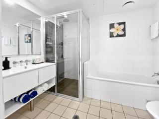'10-A' Coral Sea Apartment - 2BR 2Bth Pool Gym WiFi - Cairns - 3
